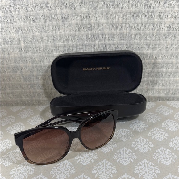 Banana Republic Black and Brown Sunglasses - NWOT